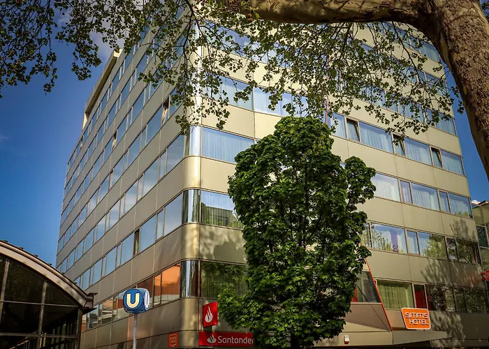Simm\'s Hotel